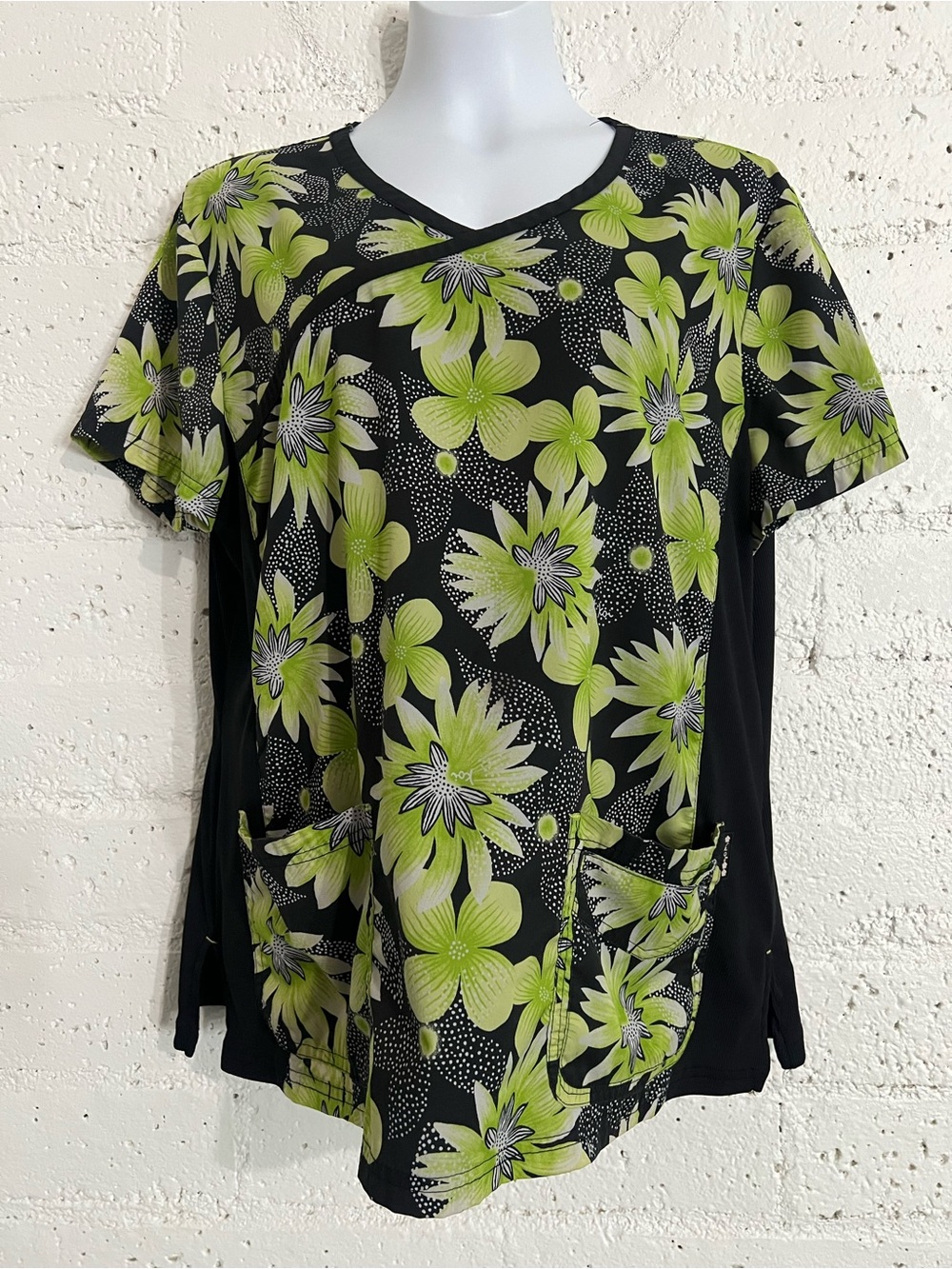 koi by Kathy Peterson Scrub Top XL Green Black Floral Pockets Short Sleeve A3